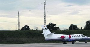 Una avioneta privada, estacionada bajo el NDB instalado en el interior del perímetro del aeropuerto de Asturias. ::                             JOAQUÍN BILBAO