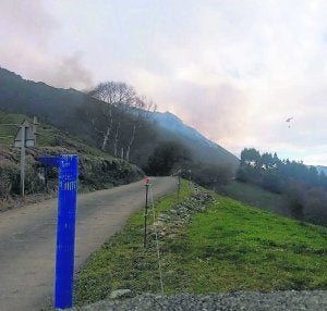 El humo y un helicóptero sofocando las llamas, en Sardeu. ::
N. A.