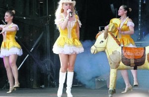 Susana, en el centro, durante una actuación en junio. ::
LVA