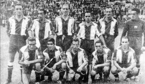 Equipo del Stadium Avilesino que ganó el 7 de julio de 1940 al Sevilla en Vallecas el campeonato de España amateur. De pie por la izquierda, Ladredra, Armando, Hilario, Arsenio, Ricardo y Lafuente; agachados, Leixo, Mijares, Poreto, Cástor y Abascal. ::                             AVILÉS Y SU FÚTBOL