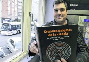 Miguel Artime muestra el libro con los trabajos de Naukas. ::                             MARIETA