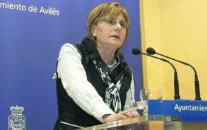La alcaldesa, Pilar Varela, durante una de las ruedas de prensa en las que se refirió a las cuentas del Niemeyer. ::                             SERGIO LÓPEZ