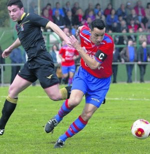 El capitán del Ceares, Jimmy, se va de un rival ::                             J. BILBAO