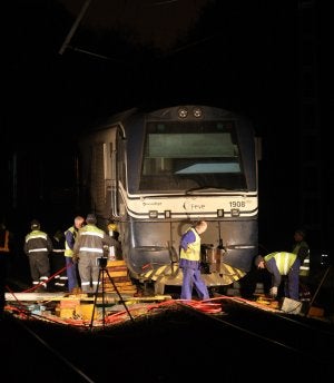 Los operarios trabajaban aún anoche en el incidente. ::                             ÁLEX PIÑA