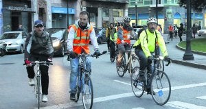 Una veintena de ciclistas pedalearon ayer desde la Plazuela hasta el autocine, en Somió. ::                             JOAQUÍN PAÑEDA