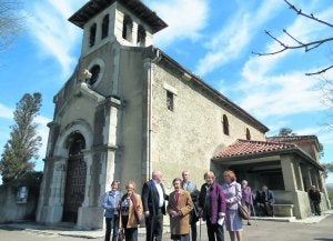 José Manuel Fanjul, tercero por la izquierda, con algunos vecinos junto a la iglesia de Argüelles. ::                             E. C.