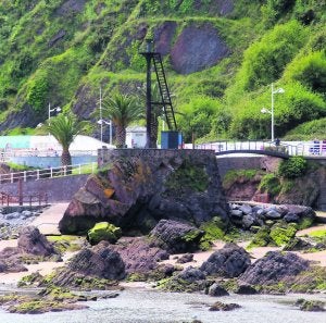 El faro, ubicado sobre la Peña Furada, será rehabilitado. ::                             P. G.-P.