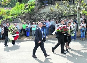 La viuda y los hijos de Rogelio, a su llegada a la iglesia. ::
L. Á.