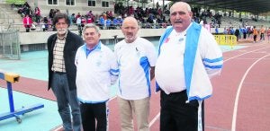 Sergio Villanueva, Pepete, Carlos Alonso y Miguel Sama, posan ayer en las calles de la pista de atletismo del estadio del Quirinal. ::
SERGIO LÓPEZ