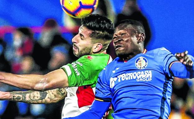 Maripán pugna con Djené (Getafe) por un balón aéreo en el duelo del viernes en el Coliseum. 