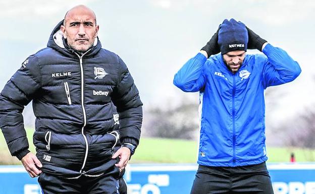 Abelardo y Víctor Laguardia, durante el entrenamiento de ayer en Ibaia.