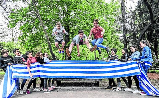 Varios jóvenes alaveses, con los colores del Glorioso. 