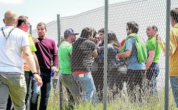 El director deportivo alavesista, en el centro de la imagen tras la valla, se encaró con dos aficionados que le increparon durante el Alavés B-Escobedo del domingo.