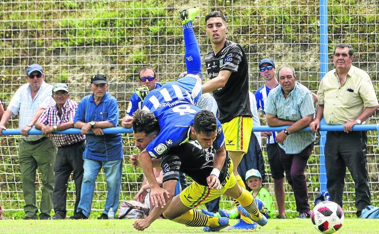 Bengoetxea cae de forma aparatosa ante la entrada de un jugador del Tarazona.