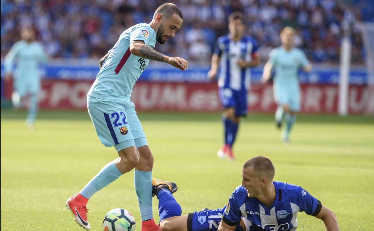 Vidal disputa un balón con Ely durante su etapa en el Barcelona.