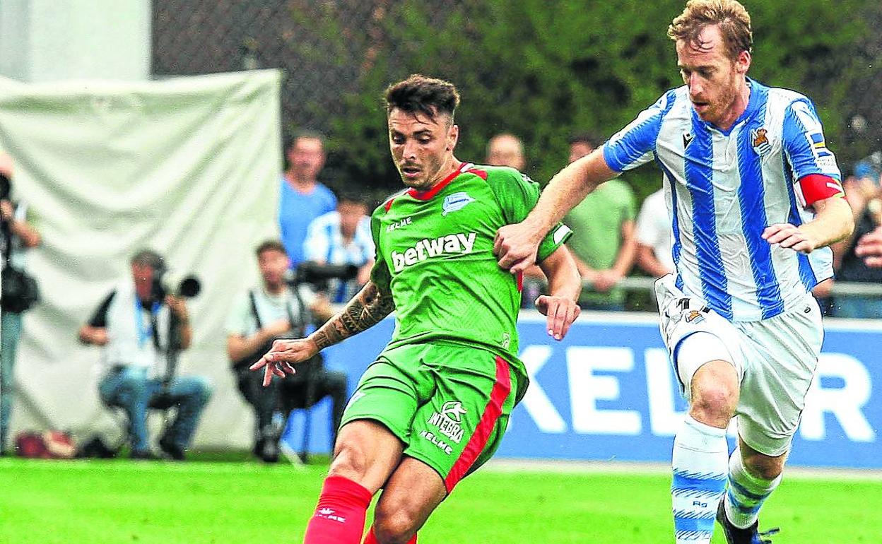 Ximo intenta un pase en el partido de pretemporada contra la Real Sociedad.