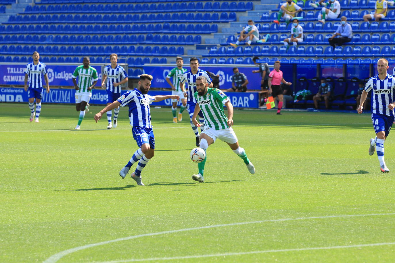 Un vacío estadio de Mendizorroza ha acogido el duelo entre Alavés y Betis.