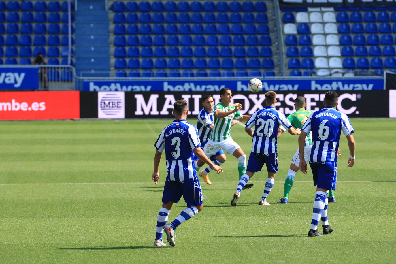 Un vacío estadio de Mendizorroza ha acogido el duelo entre Alavés y Betis.