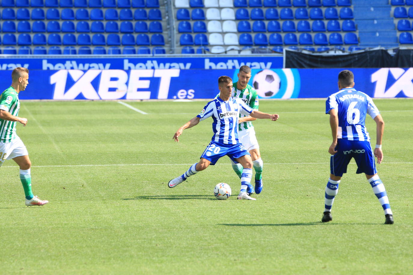 Un vacío estadio de Mendizorroza ha acogido el duelo entre Alavés y Betis.