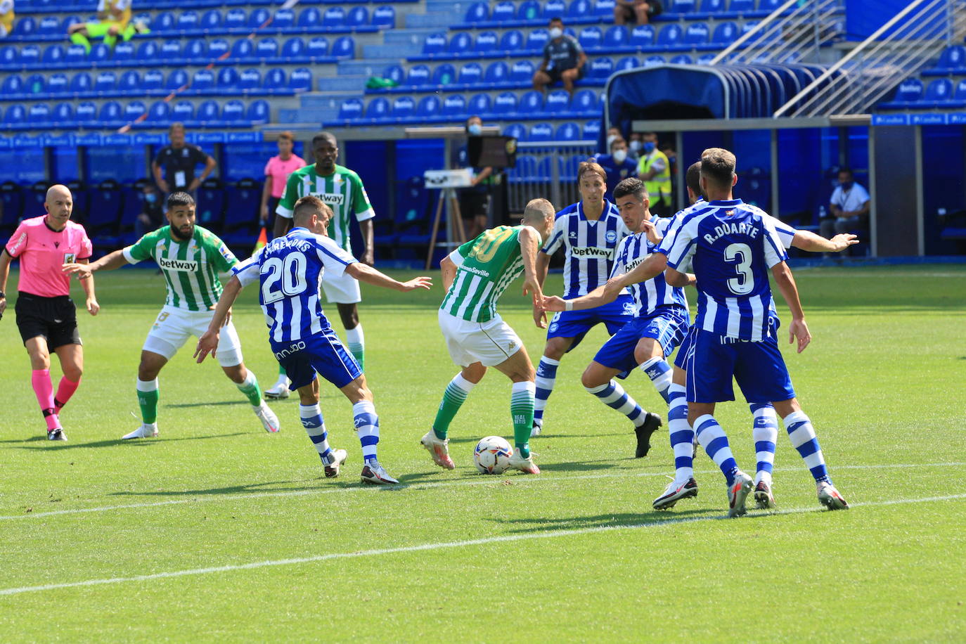 Un vacío estadio de Mendizorroza ha acogido el duelo entre Alavés y Betis.