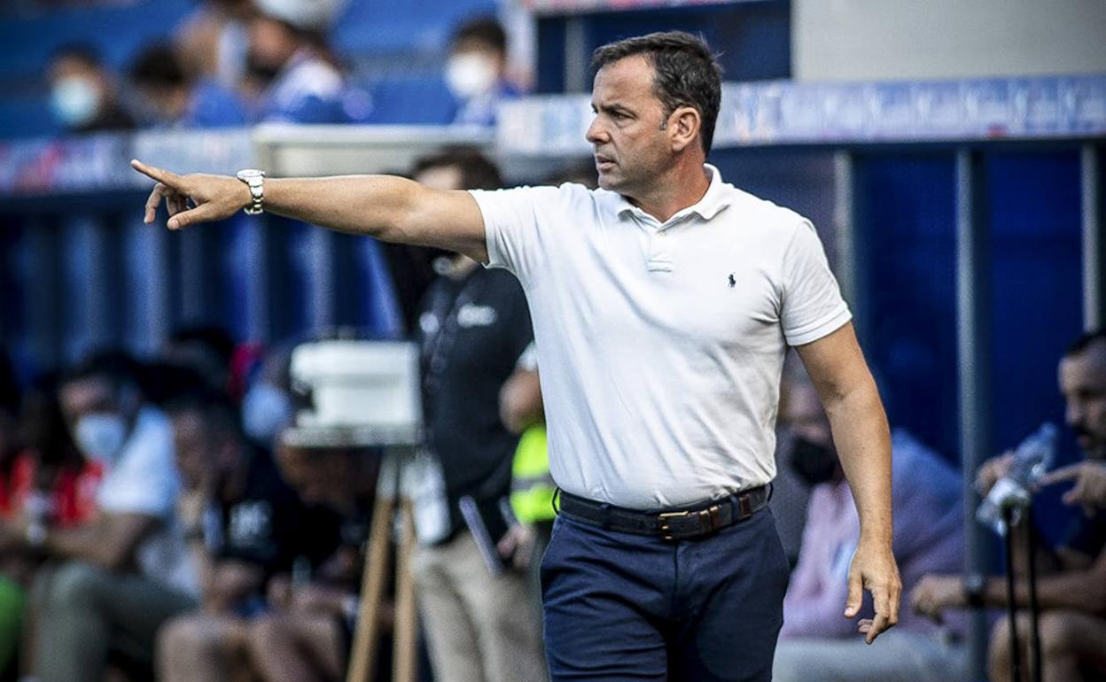 Javi Calleja da indicaciones desde el área técnica durante un encuentro liguero de la presente temporada.