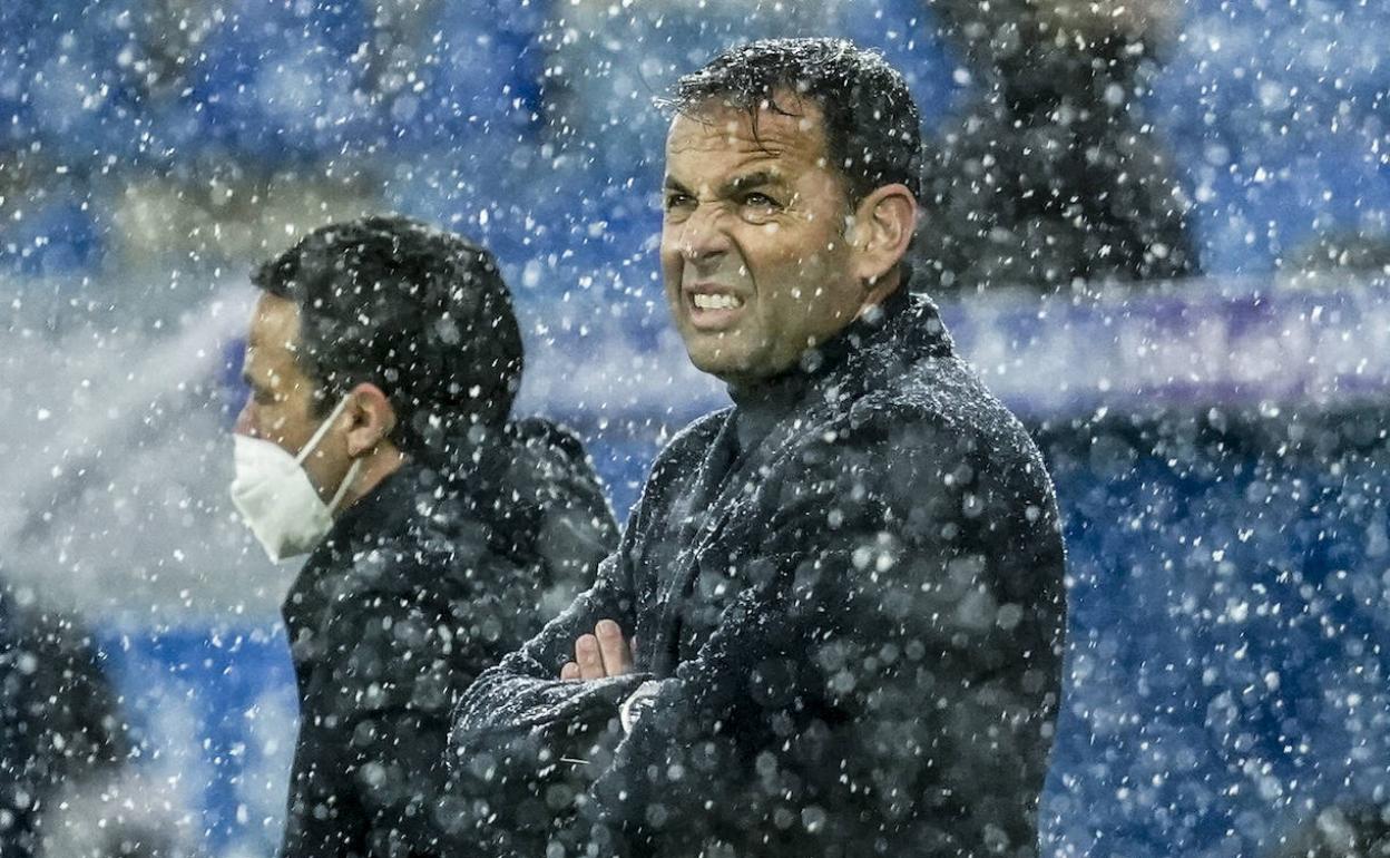 Javi Calleja aguantó la nevada de la segunda parte en su área técnica.