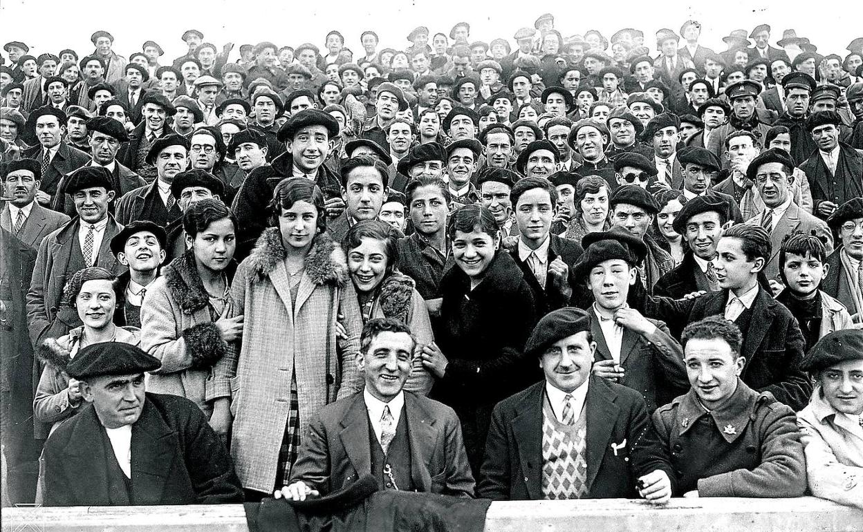 Público en Mendizorroza en un partido de finales de los años 20 del siglo pasado. archivo municipal de Vitoria/