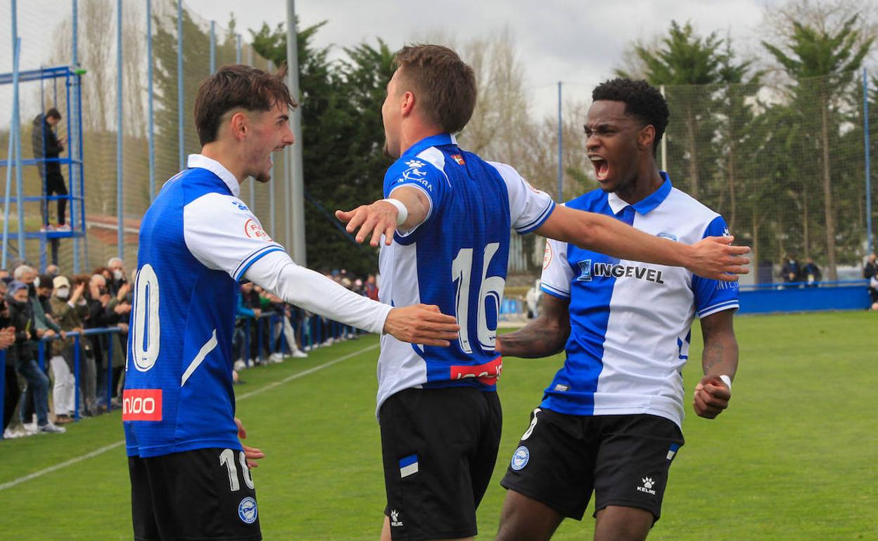 Jugadores del Alavés B celebran un gol en Ibaia. 