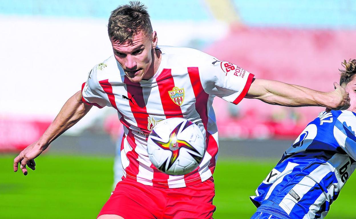 Maras se impone a Borja Sainz en el Almería-Alavés de Copa de hace dos temporadas. 