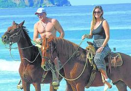 Dmitry Piterman junto a su nueva esposa, Rebecca, en una playa del estado mexicano de Jalisco, en una imagen colgada en Instagram