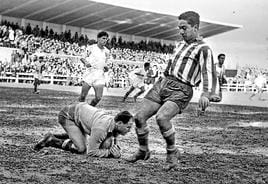 Imagen de un duelo entre el Alavés y el Sevilla de la década de los 50.