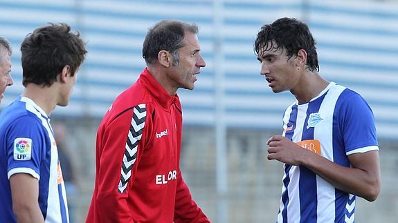 Alberto López, entrenador del Deportivo Alavés, habla con Einar Galilea durante el partido de pretemporada contra el Numancia. 