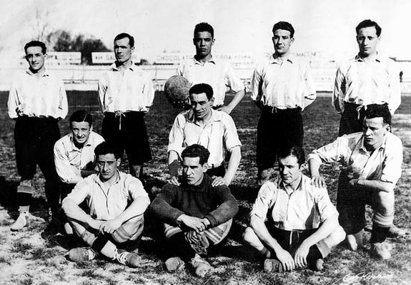 Una alineación histórica (1929-30). El primer Alavés que ascendió a Primera. De izquierda a derecha y de pie, Crespo, Calero, Olivares, Albéniz y Modesto Echevarría; de rodillas, Chomin Rey, Antero y Camio; y sentados, Ciriaco, Beristain y Quincoces.