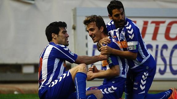 Los jugadores del Alavés celebran el gol del triunfo.