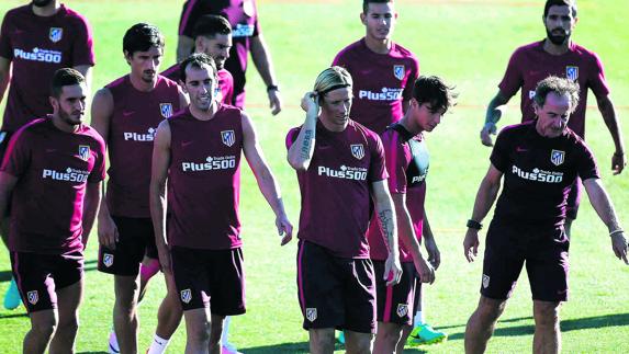 Koke, Godín y Torres, en el centro de la imagen, en un entrenamiento del Atlético de este verano.