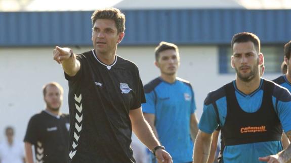 Pellegrino da instrucciones a sus jugadores en un entrenamiento. 