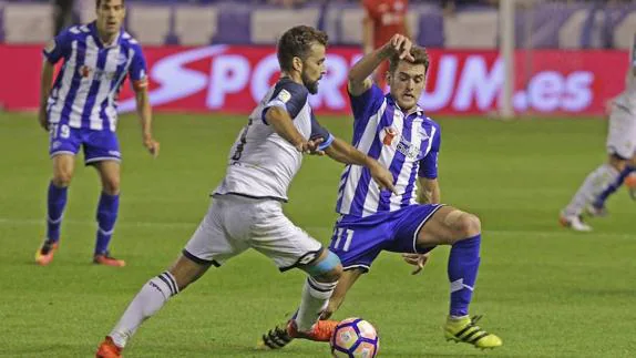 Ibai Gómez lucha por la pelota en el encuentro ante el Deportivo.