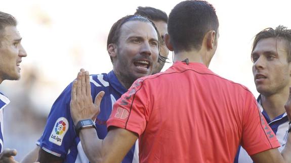 Alexis protesta una decisión arbitral en un partido reciente. 