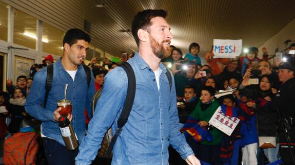 Messi y Suárez,a su llegada a Foronda. 