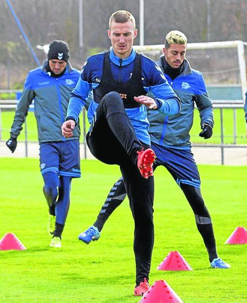 Rodrigo Ely, en un entrenamiento con el equipo albiazul. 