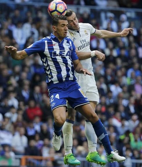 Feddal pugna con Bale un balón aéreo, este domingo en el Bernabéu. 