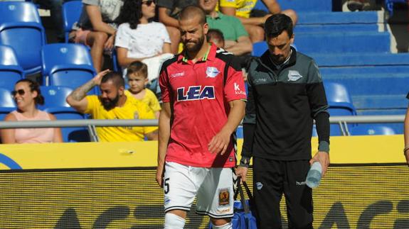 Victor Laguardia abandona el terreno de juego.