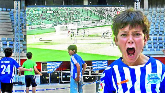 Un niño eufórico tras uno de los goles de la salvación del Alavés en Jaén en 2014, un partido que se pudo seguir en pantalla gigante en el Iradier Arena. 