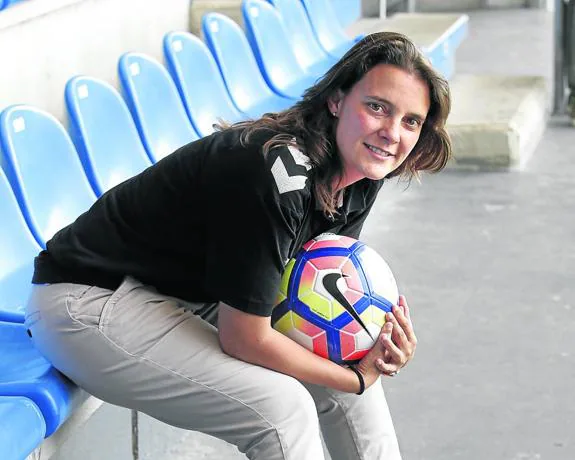 Dafne Triviño posa en una de las gradas de Mendizorroza, campo que podría acoger en el futuro los partidos del Alavés femenino. 