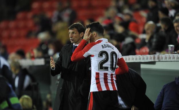 Ziganda da instrucciones a Aduriz antes de saltar al terreno de juego.
