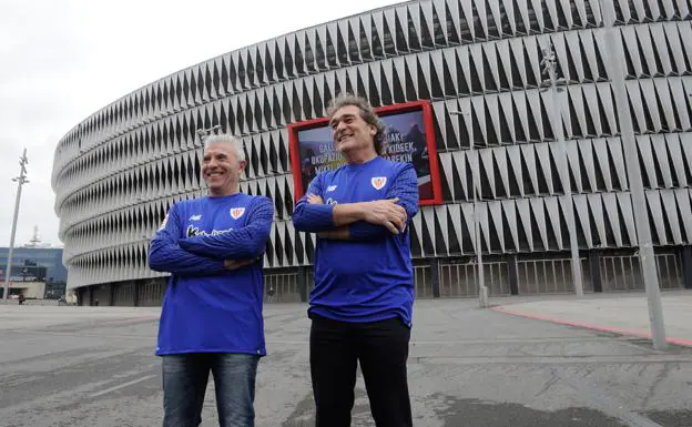 Agirreoa, a la izquierda, y Zaldua posan con las actuales camisetas de portero del Athletic delante de San Mamés. 