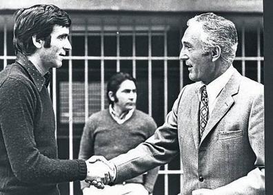Imagen secundaria 1 - 1. ¿Penalti? Amancio ha confesado que se tiró en este duelo de Liga en 1968. 2. Bienvenido. El Chopo estrecha la mano de Pavic, su nuevo entrenador. 3. Cara a cara. Dos mitos. Iribar y Cruyff se saludan antes de un Barça-Athletic. 