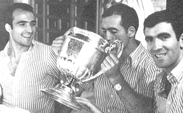 Sáez y el Chopo escoltan a Argoitia que ‘bebe’ de la Copa de 1969. 