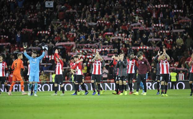 Los jugadores, felices al acabar el choque. 