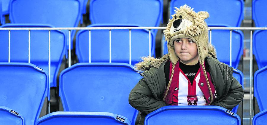 Un joven aficionado del Athletic con gesto triste en la grada de Anoeta.